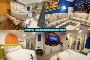 80s RETRO 3 Bedroom Apartment in Wimbledon London Sleeps 6! NETFLIX WIFI and Arcade! Perfect for Families Business & Leisure Guests!